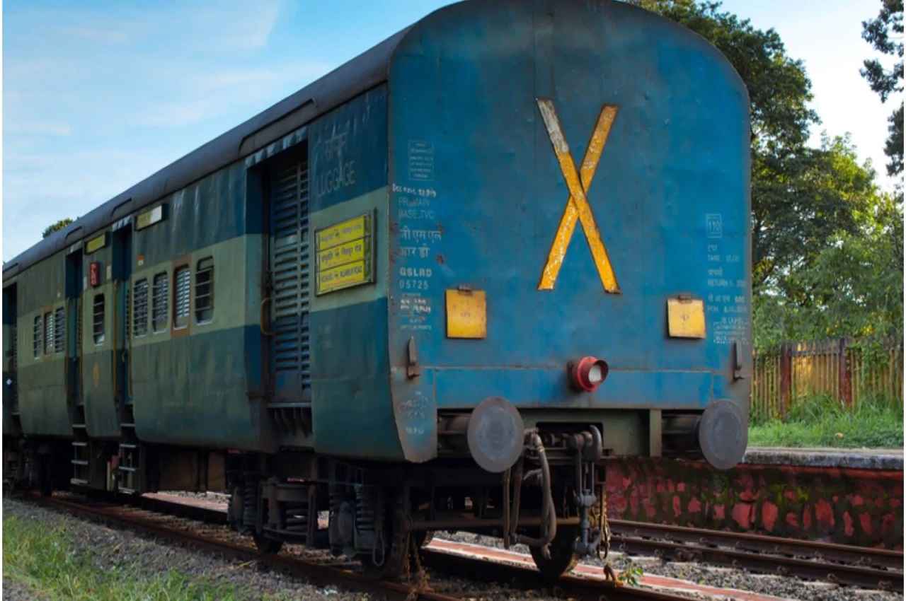 Indian Railways: ट्रेनों के पीछे बने 'X' का क्या होता है मतलब? रेलवे ने पूछा सवाल, आप दीजिए जवाब
