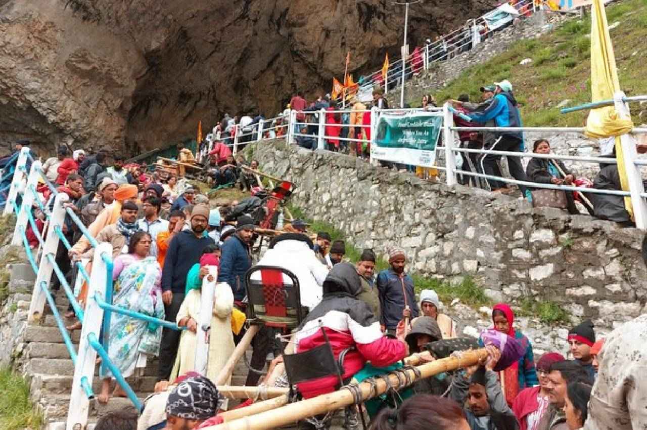 जम्मू-कश्मीर: मौसम में सुधार के बाद पहलगाम मार्ग पर तीसरे दिन अमरनाथ यात्रा शुरू, रामबन में फंसे थे 6 हजार यात्री