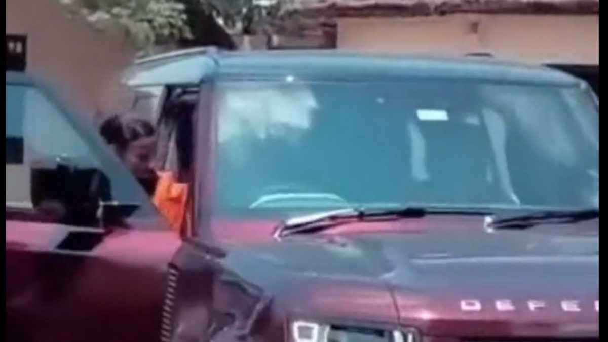 बाबा रामदेव जिस कार को चलाते दिखे उसमें है यह अनोखा सीटिंग अरेंजमेंट, जानें कार की कीमत और शानदार फीचर्स