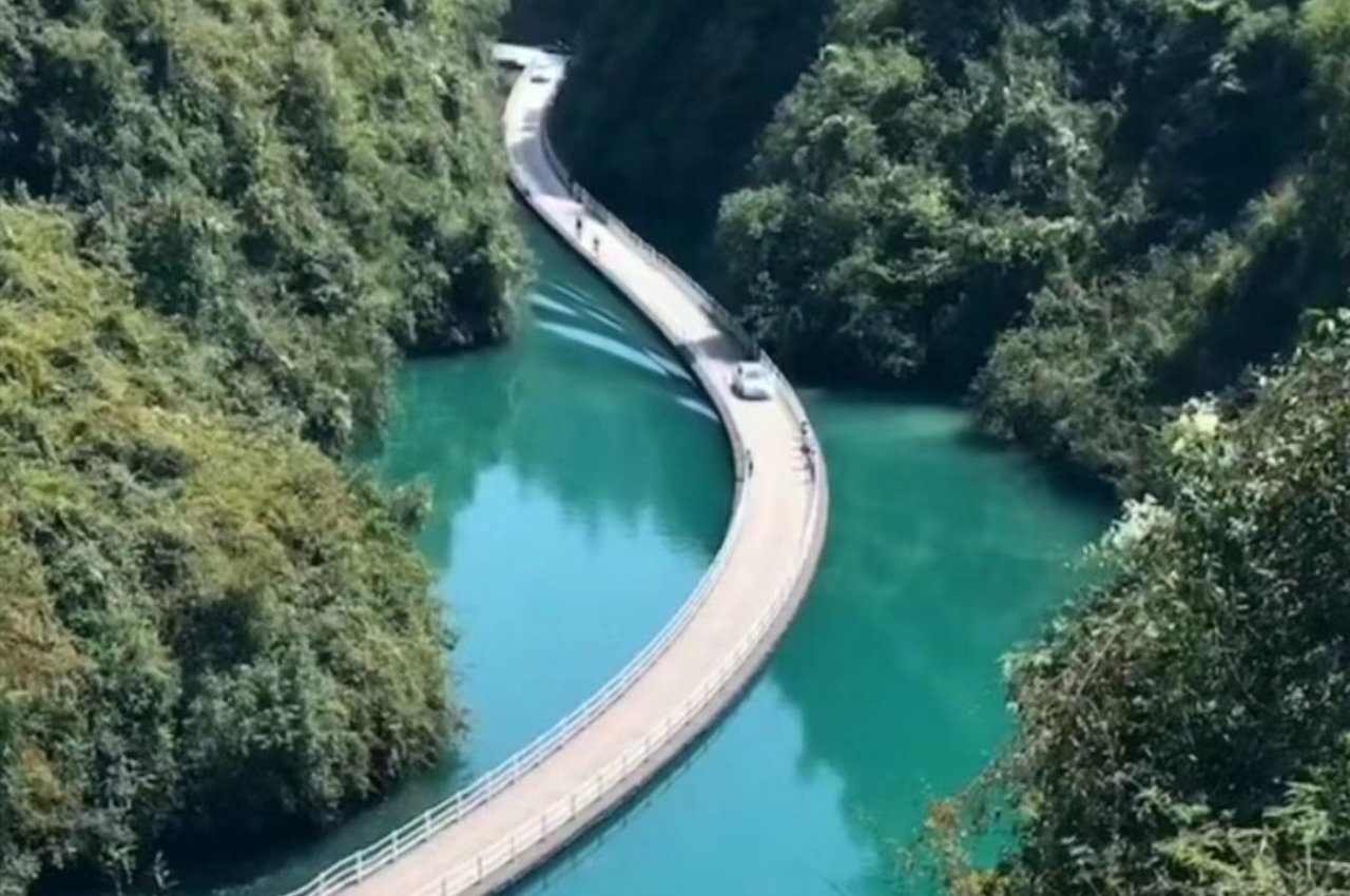 Shiziguan River, floating bridge, china, viral video, off beat video
