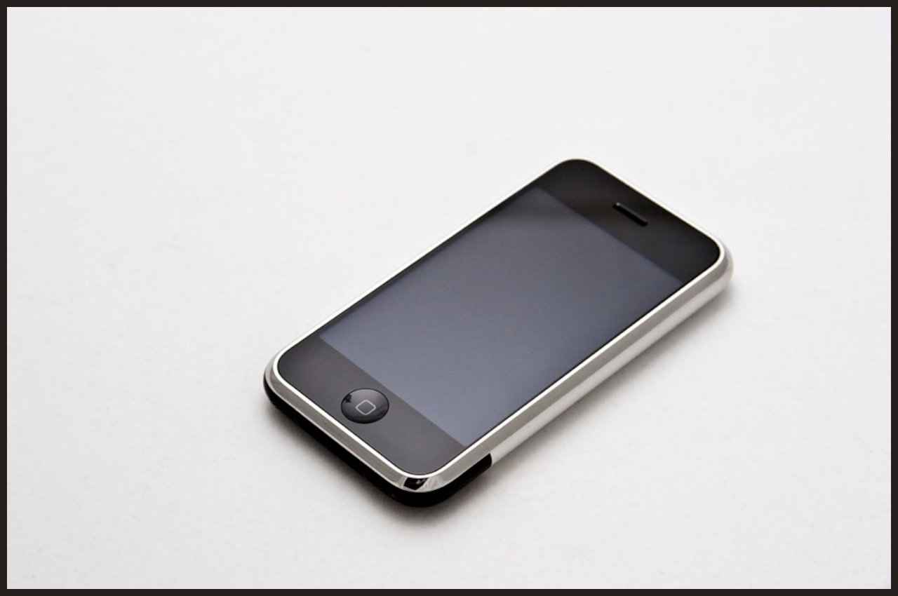 डेढ़ करोड़ रुपये से ज्यादा में बिका 16 साल पुराना iPhone, टूटे सारे रिकॉर्ड