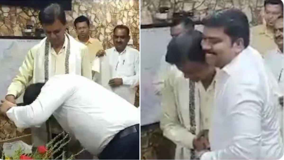 IAS अफसर ने दफ्तर में छूए चपरासी के पैर, देखते रह गए लोग, वजह सबको जाननी चाहिए