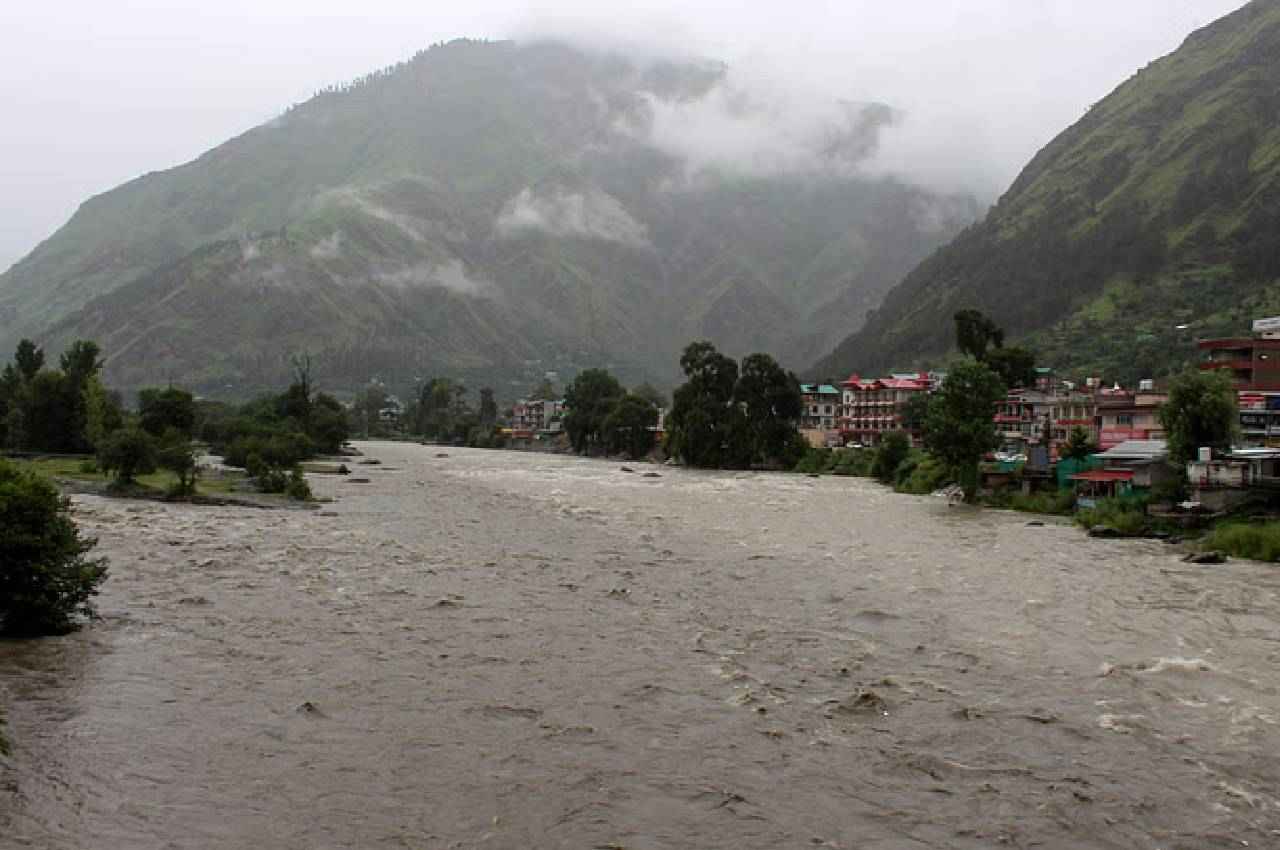 हिमाचल में दो सप्ताह में 72 लोगों की मौत, उत्तराखंड में ऑरेंज अलर्ट; आखिर आसमान से क्यों बरस रही आफत?