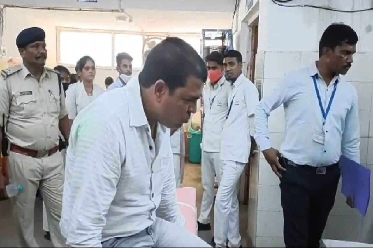 पुलिस से बचने रिश्वत जेब में रखने जगह पेट में रख ली, अस्पताल पहुंचे तो मुंह से उगले नोट