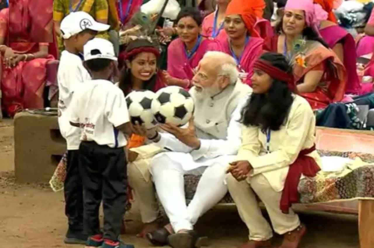 पीएम मोदी ने पकरिया गांव में आदिवासी भाई-बहनों से किया संवाद, साथ में बैठकर किया पारंपरिक भोजन