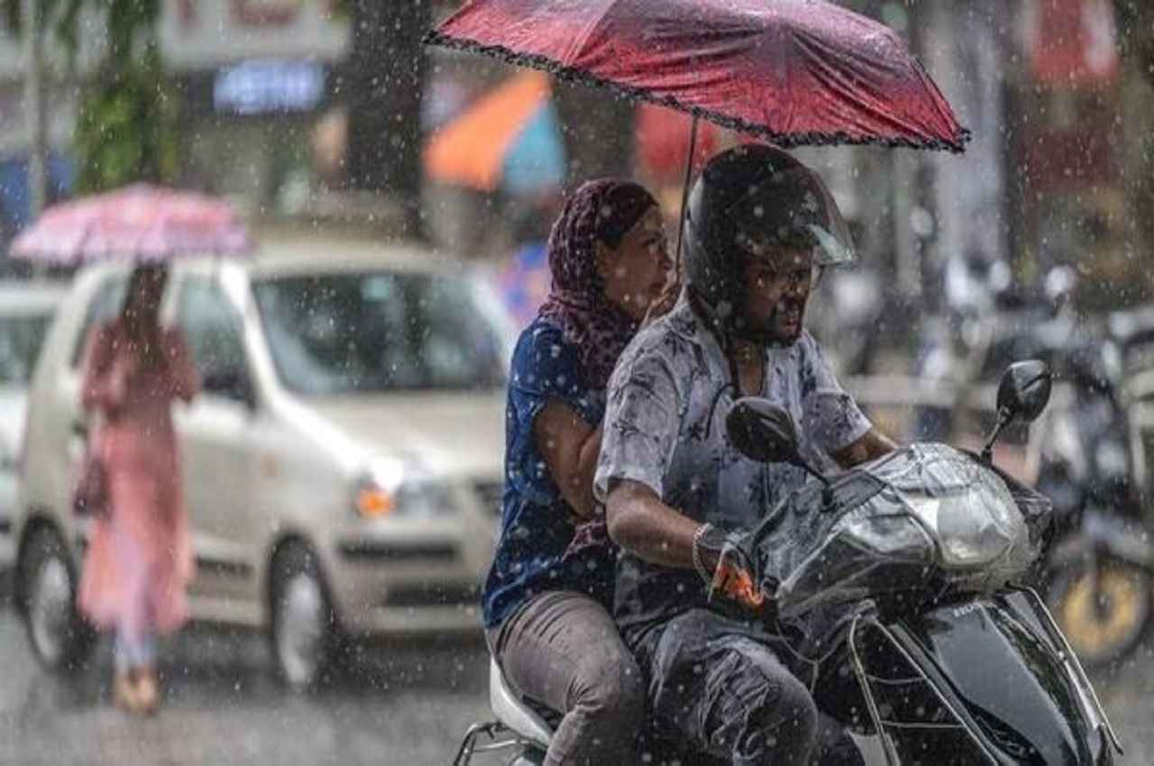 Weather Update: मौसम विभाग ने जारी किया Red Alert, आज इन इलाकों में होगी भारी बारिश, अगले 5 दिनों का पूर्वानुमान जारी