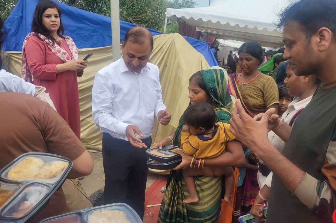 बाढ़ पीड़ितों से मिलने पहुंचे आप विधायक सोमनाथ भारती, कहा- मदद के लिए आगे आएं लोग, मानव सेवा ही माधव सेवा 