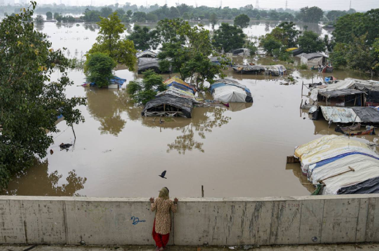 yamuna water level, delhi weather today, yamuna water level danger mark, yamuna crosses danger mark, flood alert in delhi, yamuna water level today update