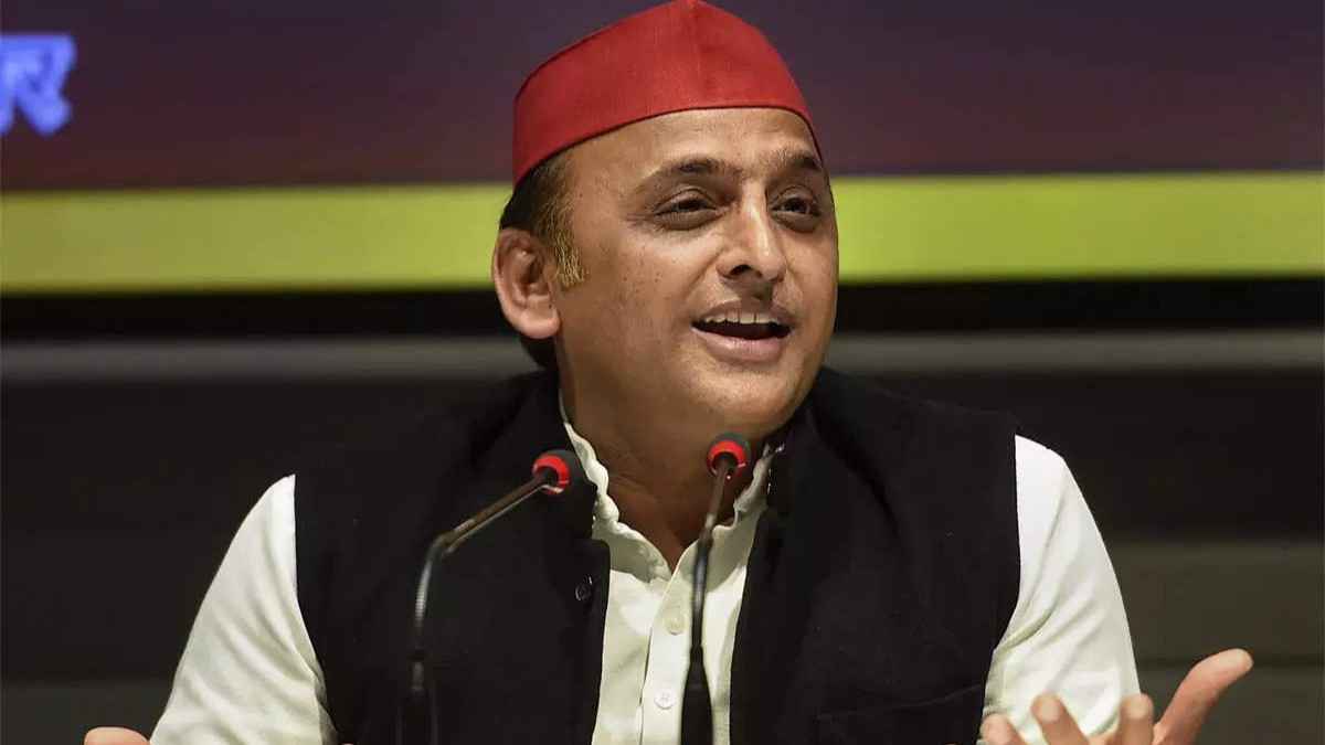 अखिलेश यादव ने सुनाया 'सांड समाचार', एक तीर से साधे दो निशाने