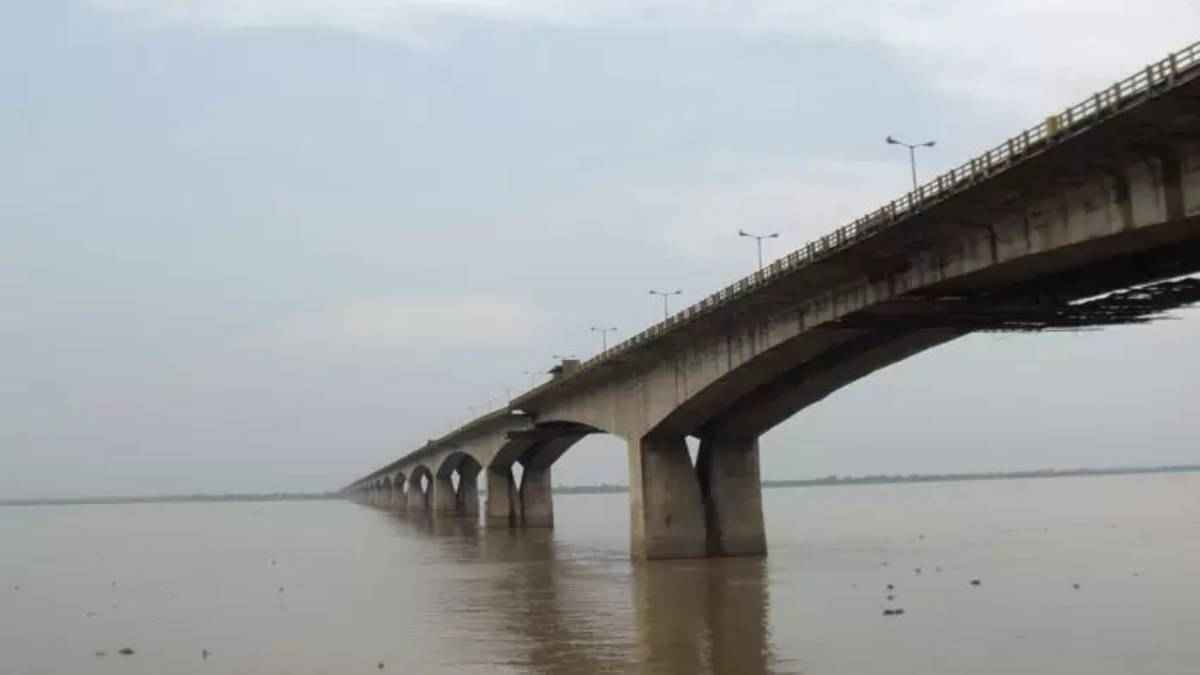 Andhra Pradesh news, Godavari River, Lakshmi Keerthana, stepfather, Andhra gir, woman pushed from bridge by lover