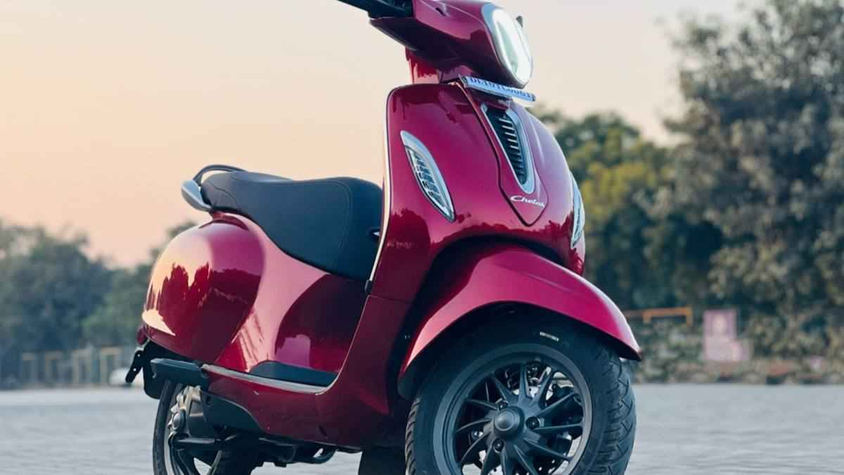 Bajaj के इस इलेक्ट्रिक स्कूटर में 90 Km की रेंज और स्टाइलिश लुक, जानें कीमत
