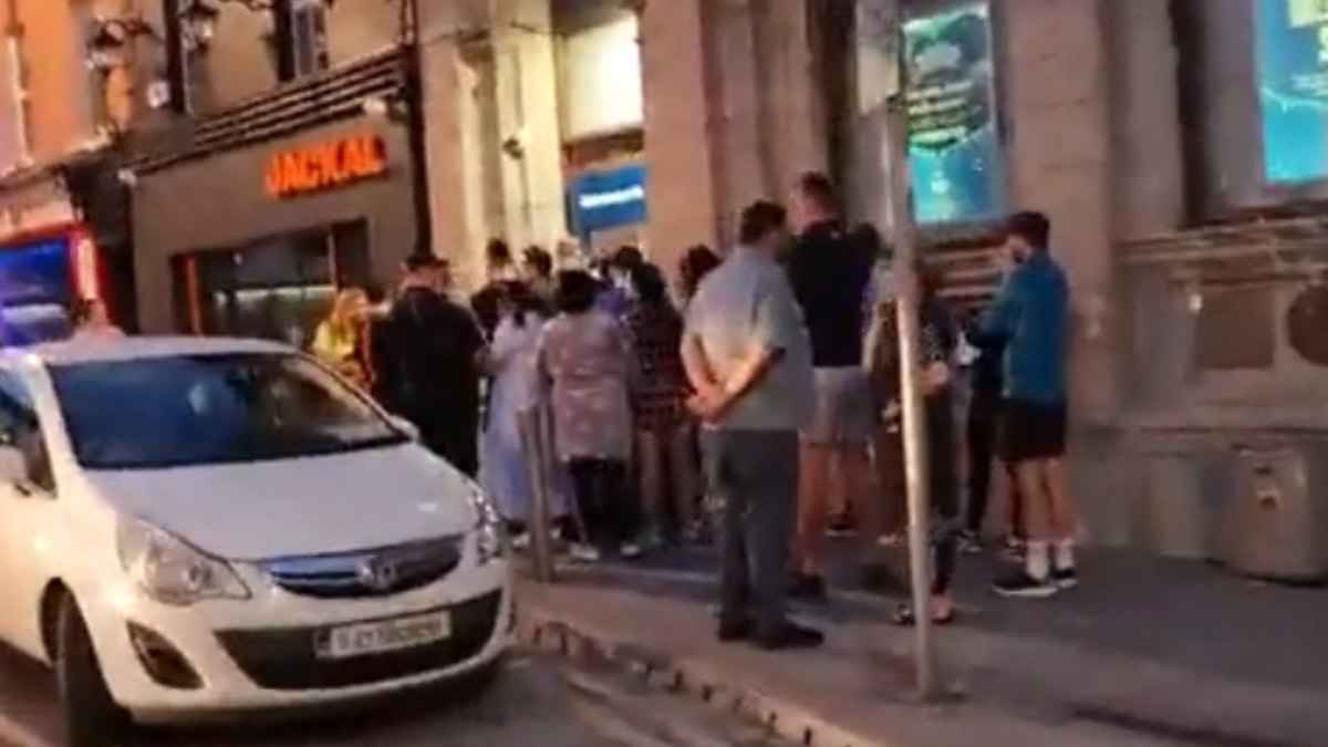 Bank के इस एरर से ग्राहकों की हुई मौज, ATM के बाहर लग गई लाइन