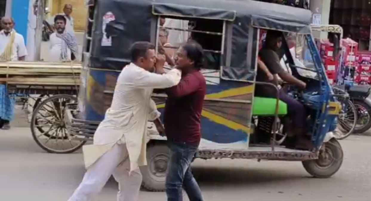 शराबियों की स्लो मोशन लड़ाई को देख रह जाएंगे हैरान, Watch Video