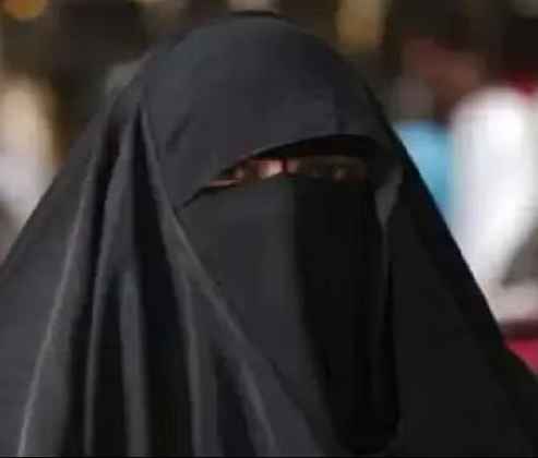 चलती ट्रेन में बुर्के वाली औरत पर बंदूक तान कट्टर हिंदू RPF जवान ने कहा, 'बोलो जय माता दी'
