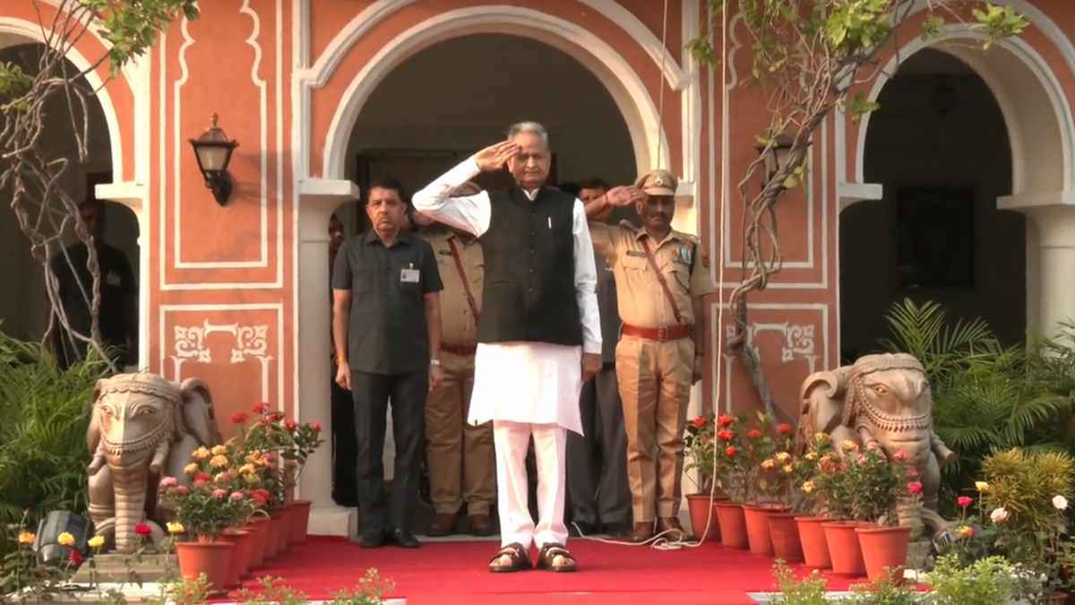 Independence Day 2023: सीएम गहलोत ने SMS स्टेडियम में किया ध्वजारोहण, नए बने 15 जिलों में मंत्रियों को सौंपी जिम्मेदारी
