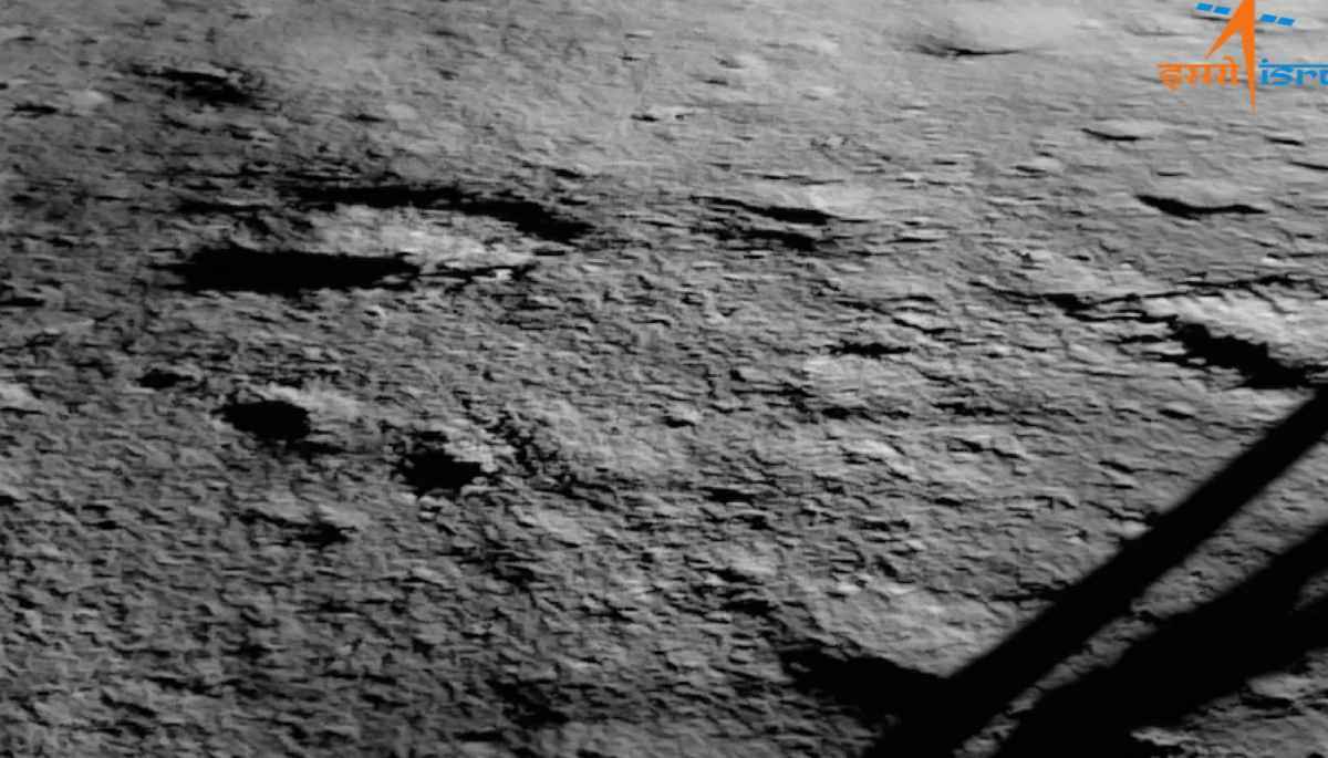 Chandrayaan-3: चंद्रमा के दक्षिणी ध्रुव में लैंडर से बाहर आया प्रज्ञान रोवर, इसरो को भेजी पहली तस्वीर