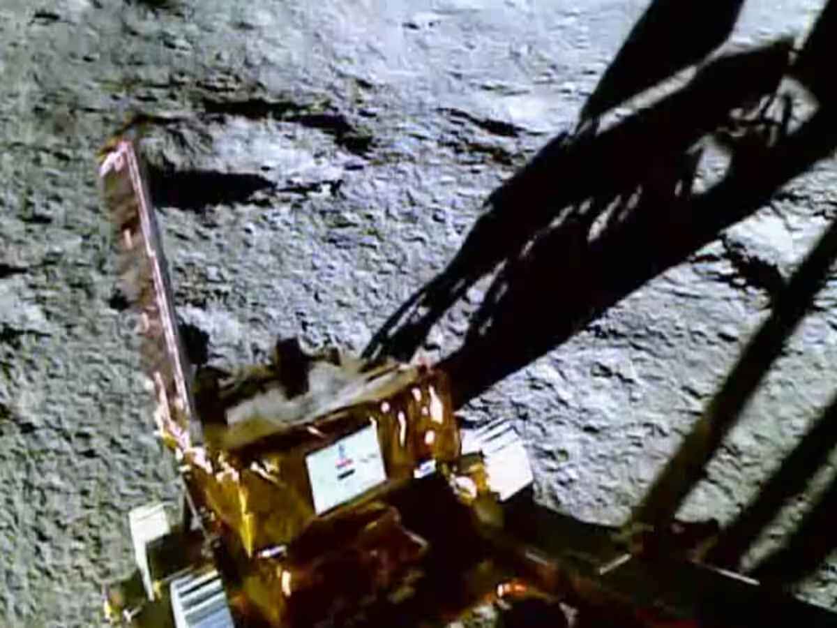 Chandrayaan-3: चांद पर कितना डिग्री सेल्सियस होता है तापमान? प्रज्ञान रोवर ने ISRO से शेयर की नई जानकारी