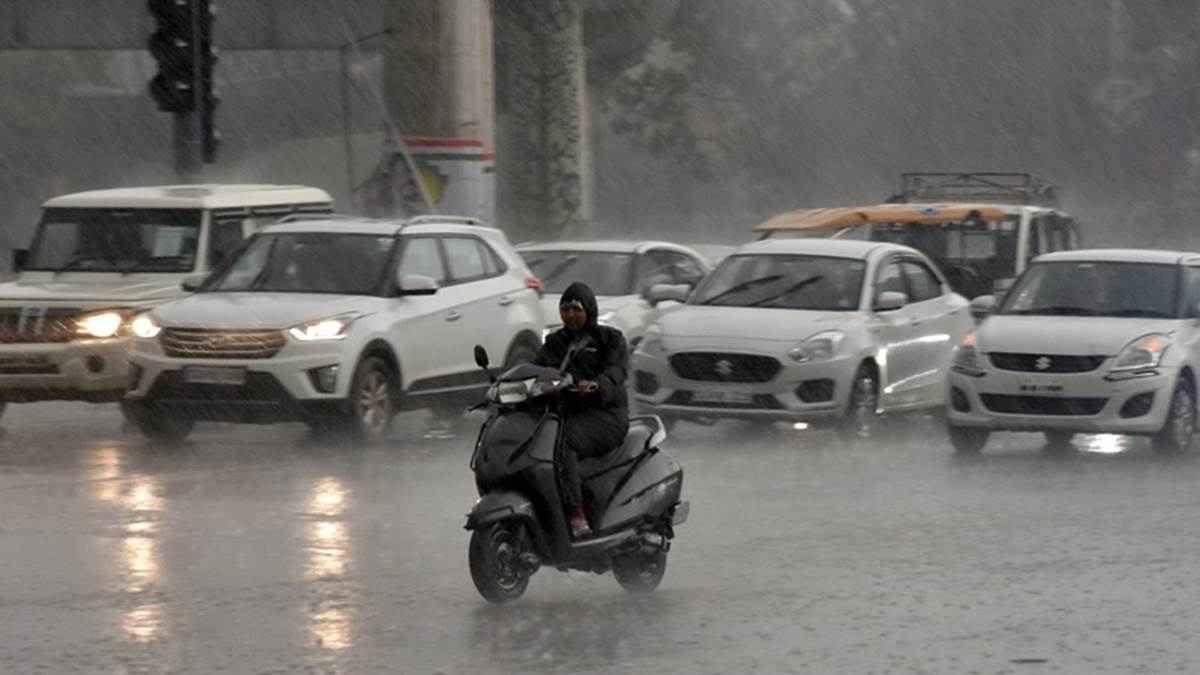 Chhattisgarh weather: रायपुर में जमकर बरस रहे बादल, छत्तीसगढ़ में भारी बारिश का अलर्ट