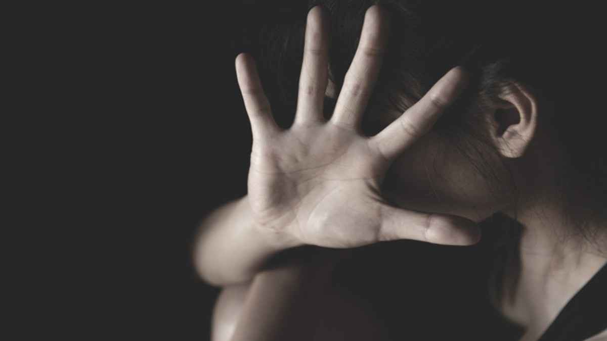 नाबालिग लड़की को घर के अंदर से उठा ले गए छह बदमाश, फिर किया 'गंदा काम'