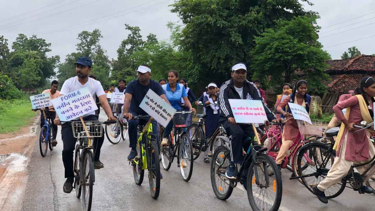मोहला: मतदाता जागरुकता के लिए निकली साइकिल रैली, मतदाताओं को दिया संदेश