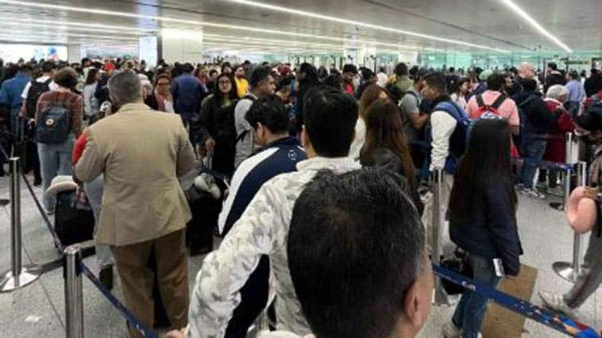 Flight Cancelled: दिल्ली एयरपोर्ट पर रद्द हो सकती हैं एक हजार उड़ानें, जानिए क्यों?