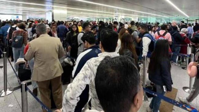 DELHI AIRPORT RUSH