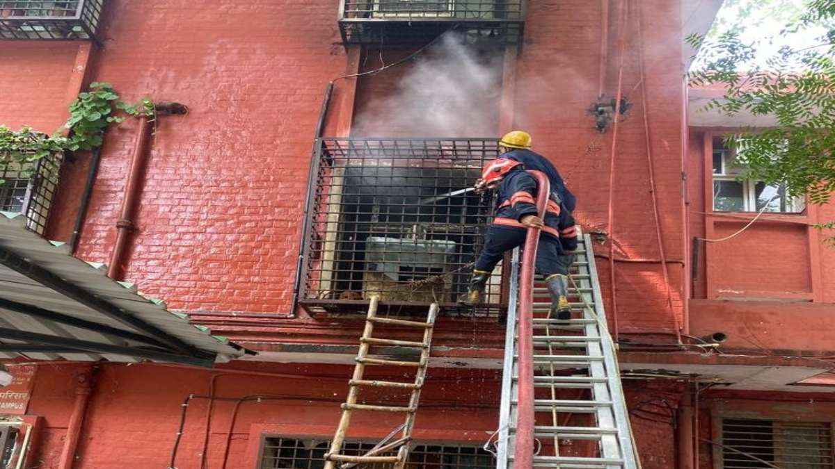 दिल्ली के लेडी हार्डिंग मेडिकल कॉलेज में लगी आग, दमकल की सात गाड़ियों ने लपटों पर पाया काबू