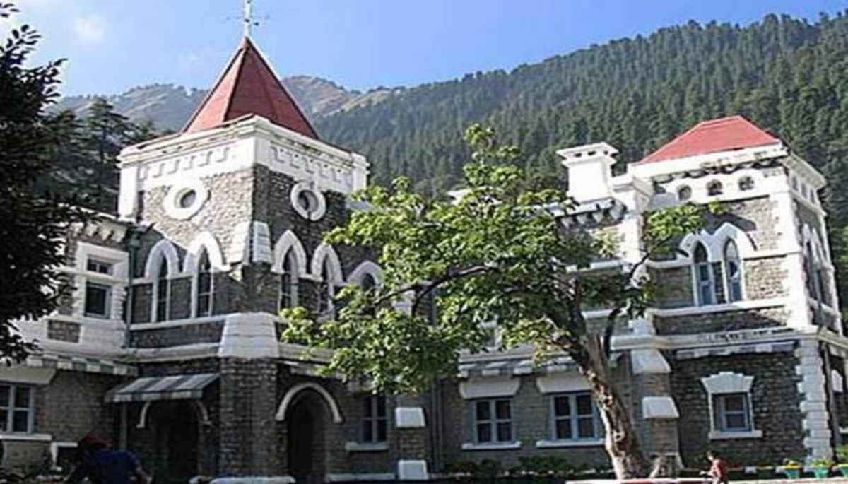 Uttarakhand News: धामी सरकार ने 6 सरकारी वकीलों को पैनल से किया बर्खास्त, जानें क्यों गिरी गाज