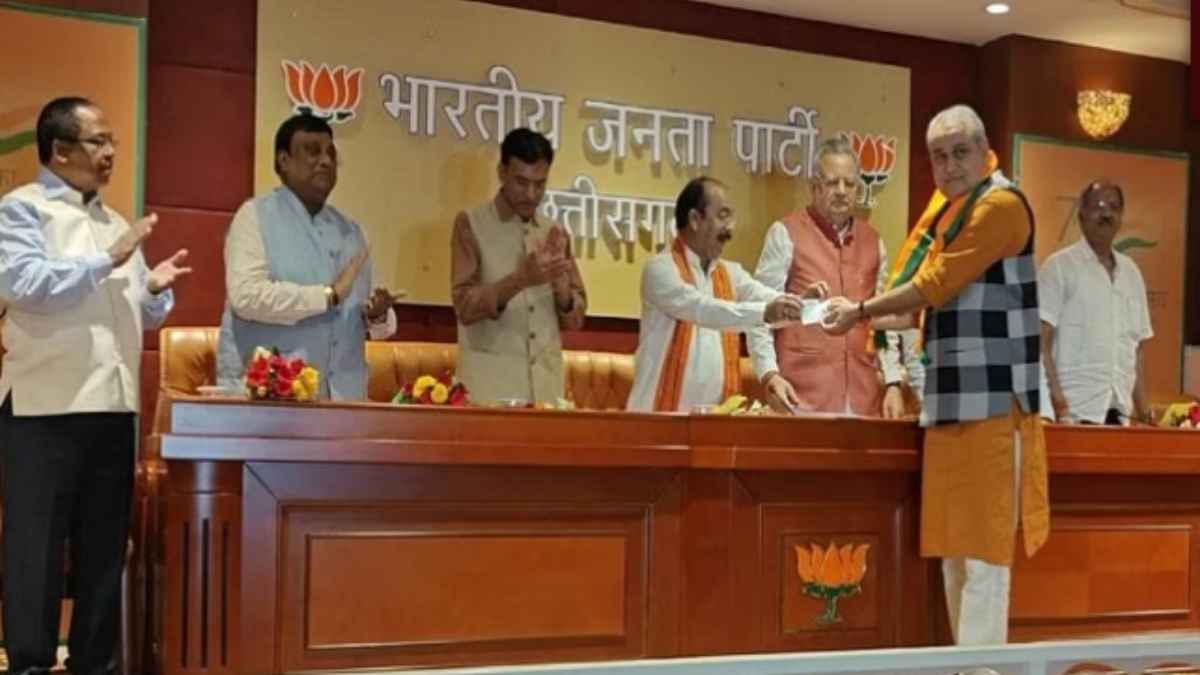 छत्तीसगढ़: बीजेपी में शामिल हुए धर्मजीत सिंह ठाकुर, रमन सिंह ने दिलाई सदस्यता