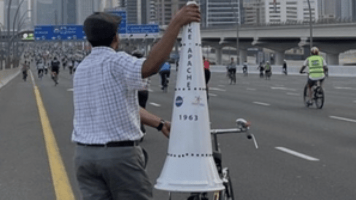 Viral Video: दुबई में साइकिल पर 'रॉकेट' रखकर रेस लगाने लगा शख्स, सच्चाई जानकर आप भी कहेंगे वाह