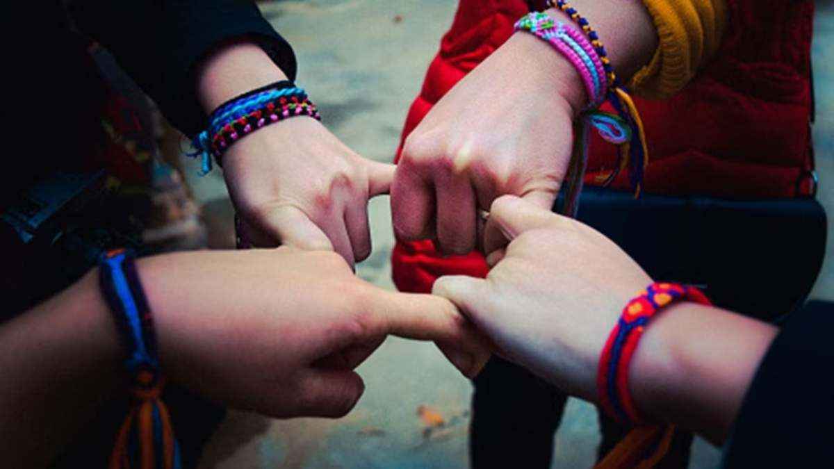 Friendship Day 2023: इन राशियों के लोगों से भूलकर भी ना करें दोस्ती, दोखा देने में होते हैं माहिर