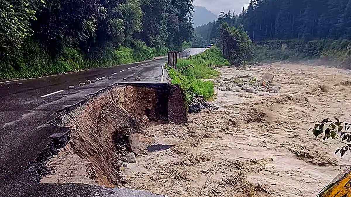 अंधाधुंध बारिश ने रोका हिमाचल का 'रास्ता', अपने घरों तक जाने के लिए तरसे लोग