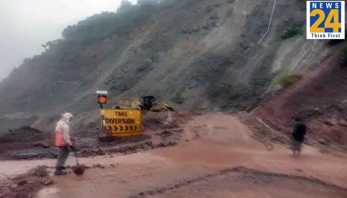 हिमाचल में बारिश से हाहाकार; अब तक 242 लोगों की मौत, स्कूल-काॅलेज बंद, IMD ने जारी की बाढ़ की चेतावनी