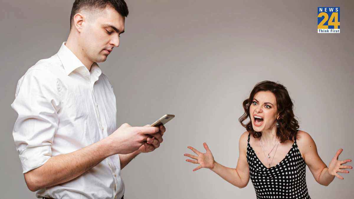 क्या है फबिंग और ये कैसे ला रहा है प्यार करने वालों के बीच में दरार?