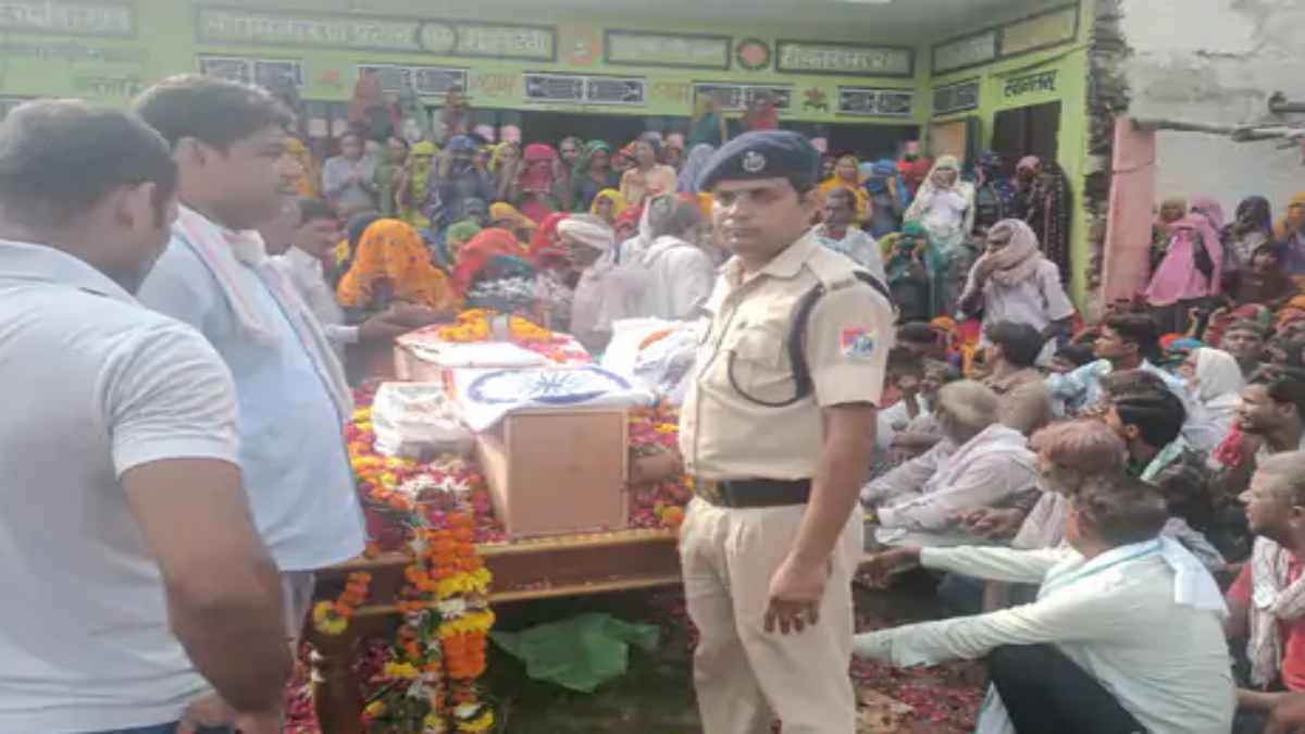 Jaipur-Mumbai Train Shootout: शहीद ASI को बेटे ने दी मुखाग्नि, अंतिम संस्कार में लगे ये नारे