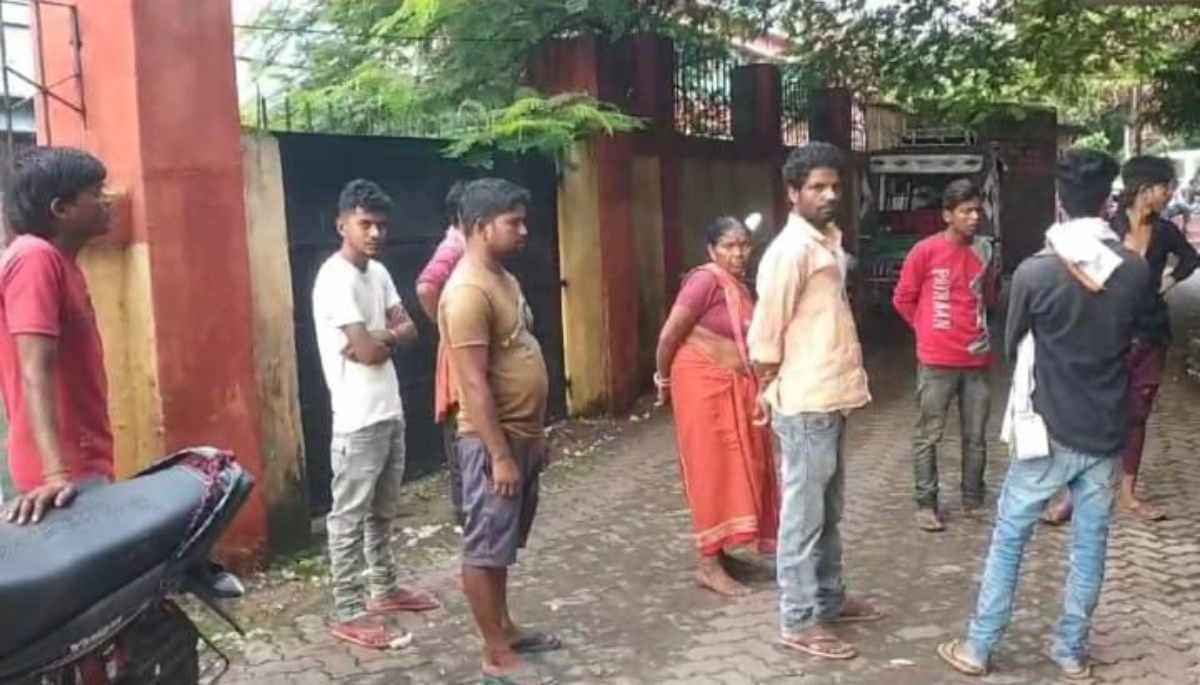 पुलिस हिरासत में दलित व्यक्ति की मौत से गुस्साए ग्रामीणों ने किया थाने का घेराव, इंचार्ज और SI लाइन हाजिर