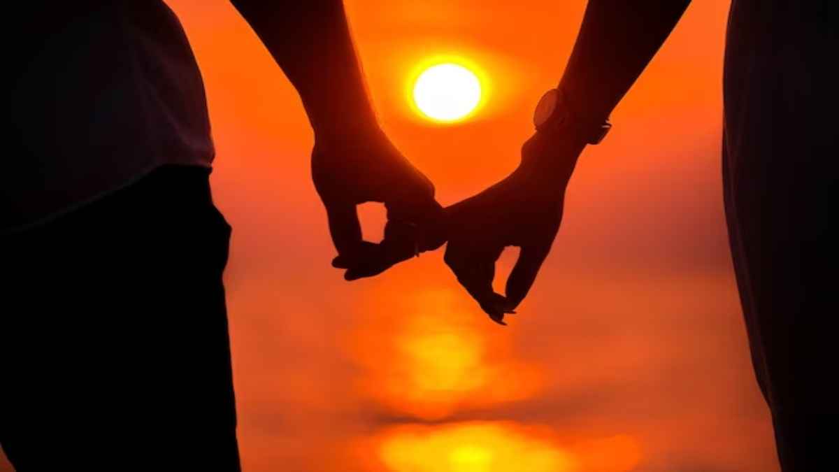 फेसबुकिया प्यार: बैग में पैसा और गोल्ड लेकर प्रेमी के घर पहुंची प्रेमिका