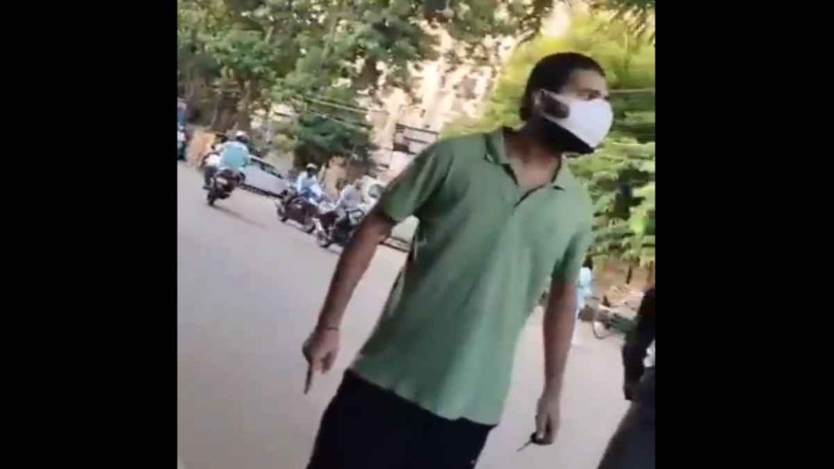 Watch Video: 'चार थप्पड़ यहां खाओगे या थाने में...' खुद को जज का बेटा कहने वाले युवक ने पुलिस को दिखाई दादागीरी