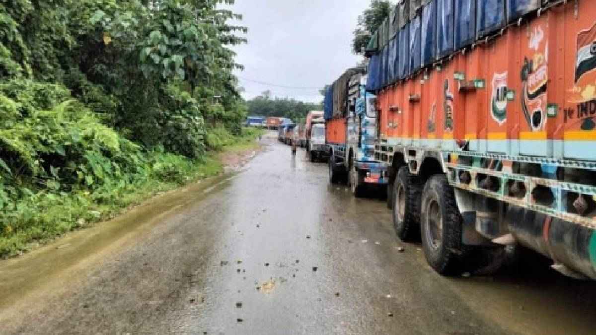 मणिपुर में नई आफत; जरूरी सामान की हो सकती किल्लत, इस वजह से नेशनल हाईवे पर फंसे सैकड़ों ट्रक