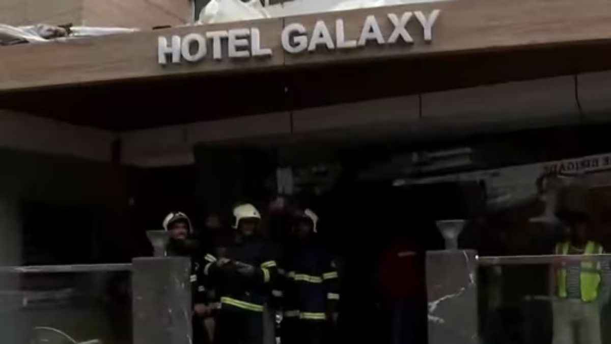 मुंबई के सांताक्रूज होटल में भीषण आग, तीन की मौत, कई घायल