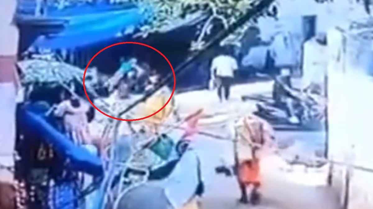 कान्हा की नगरी से आई दिल दहला देने वाली खबर: 5 साल के बच्चे को पैर से पकड़ जमीन पर पटका, लोगों ने दी सजा