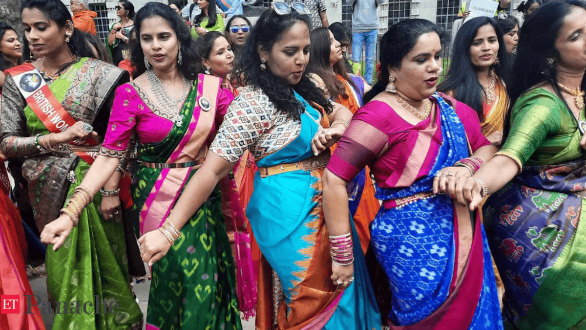 लंदन की सड़कों पर 700 महिलाओं ने साड़ी में किया वॉक, नाटू-नाटू पर खूब थिरकीं, जानें क्यों मना जश्न?