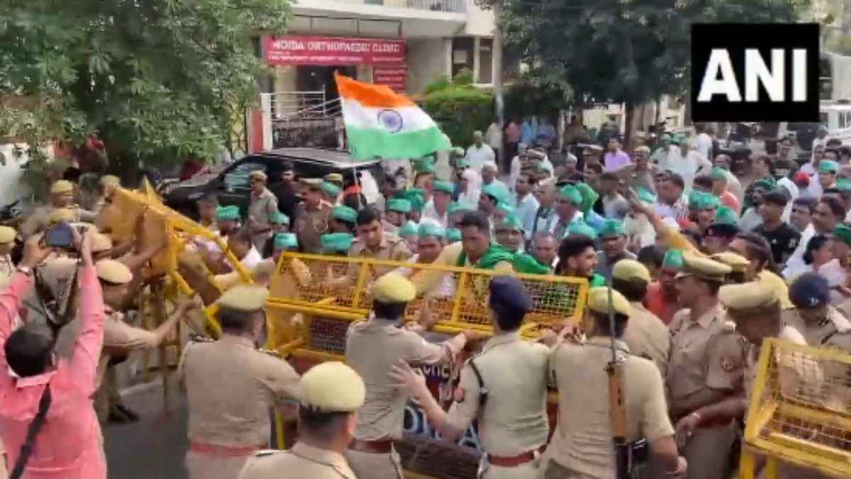 Noida विधायक पंकज सिंह के कार्यालय को घेरने की कोशिश; बैरिकेडिंग तोड़ी, पुलिस और किसानों की झड़प