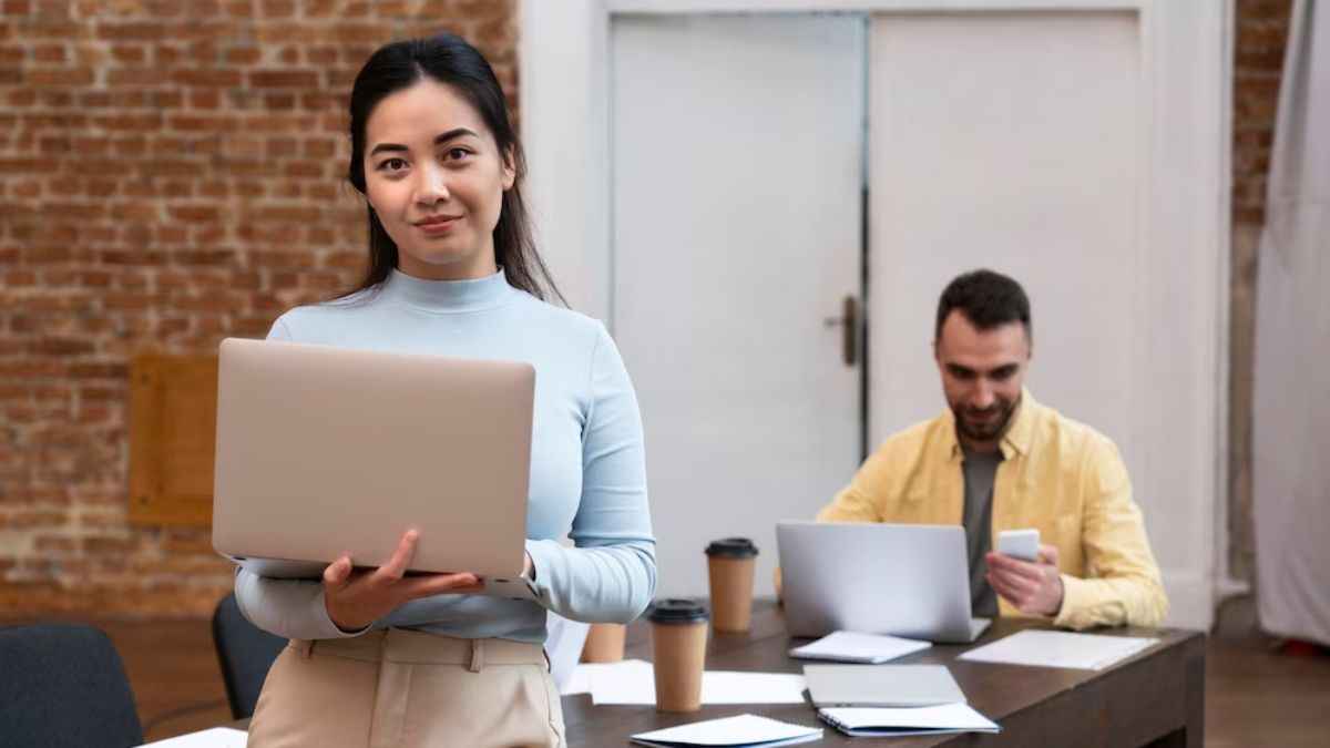Self Confidence Tips: पहली बार ऑफिस जाने से पहले जरूर जान लें ये 4 टिप्स