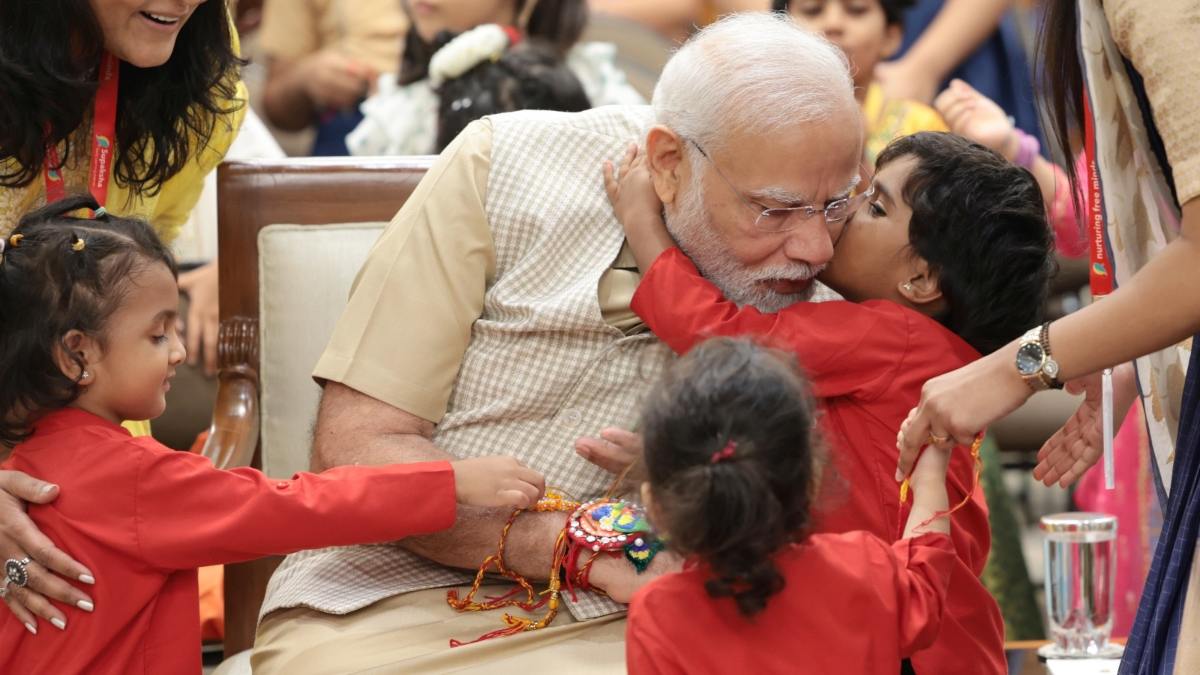 PM Modi RakshaBandhan With Children