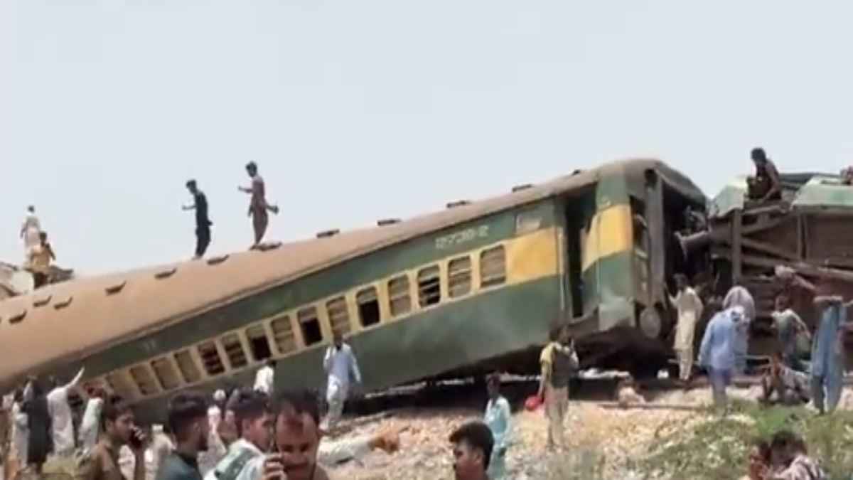 Pakistan Train Accident : रावलपिंडी जा रही ट्रेन पटरी से उतरी, 25 की मौत, 80 से ज्यादा घायल