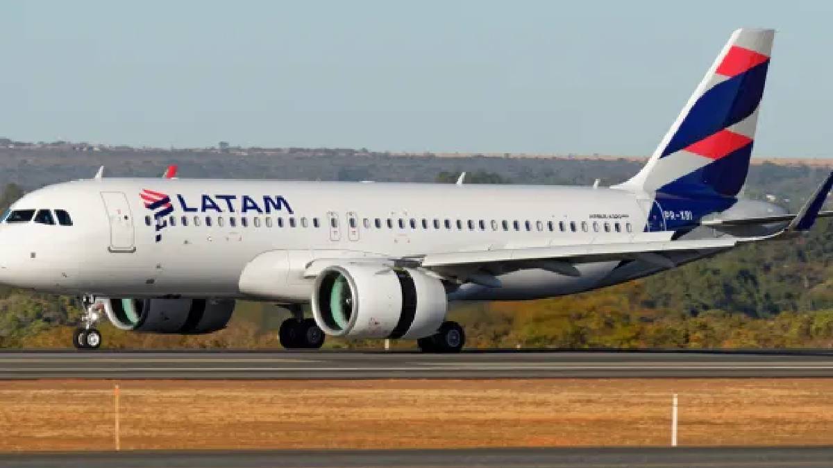 Pilot dies onboard in plan bathroom LATAM Airlines emergency landing