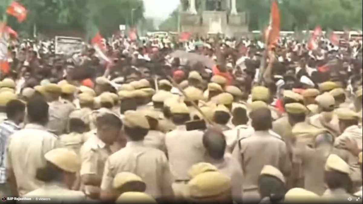सचिवालय घेरने उतरे बीजेपी कार्यकर्ता, बैरिकेडिंग तोड़ी, शेखावत बोले- CM के पैरों में कील चुभ गई है, उन्हें बदलने की जरूरत