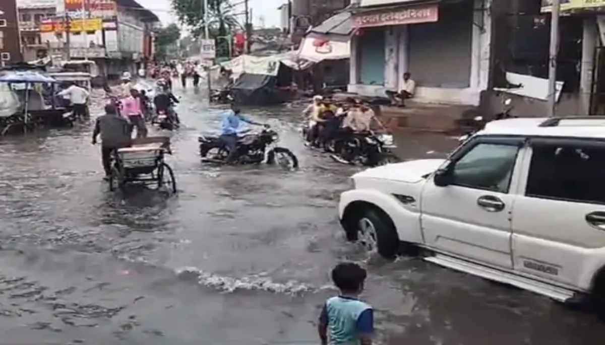 Rajasthan Weather: दौसा-धौलपुर में 4 इंच बारिश से सड़कें जलमग्न, मौसम विभाग ने इन जिलों के लिए जारी किया अपडेट