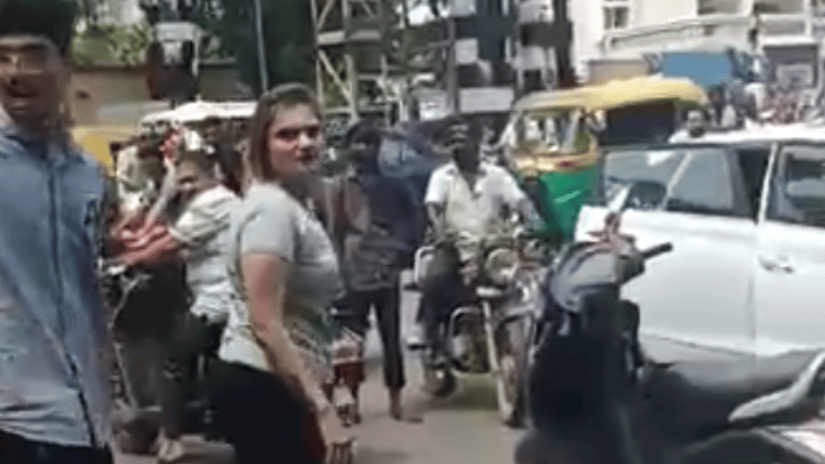 गुजरात में बीच सड़क महिला की गुंडई: इनकम टैक्स अधिकारी को सरेआम मारा थप्पड़, जानें क्यों?